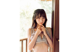 AKB48長友彩海の1st写真集『予定外の瞳』、初挑戦のランジェリー姿など先行カット公開！