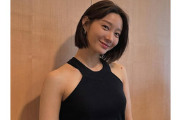ボンキュッボン肉体美！双子育てるシンママ韓国女優、魅惑のスイムウェア姿でプールサイドに降臨 画像