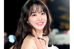透けてインナーが…パク・ボヨン、極薄トップス姿にドキッ！“可愛いだけじゃない”大人の魅力 画像