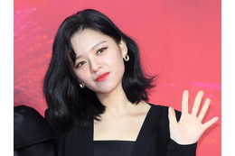 TWICE・ジョンヨン、至近距離ショットで際立つ“無欠点ビジュアル”に反響「毛穴ゼロ」「美の暴力」 画像