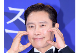 2歳娘の手をしっかりと繋いで…俳優イ・ビョンホン、服の買い物に出かける愛らしい日常 画像