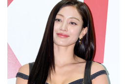 反則級のメリハリ体型…TWICE・ジヒョ、“パツパツ”黒ワンピで際立つボリューム感「言葉を失う」 画像