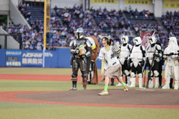 恒松祐里が自身初の始球式！大ファンの「スター・ウォーズ」グローグー風の衣装で投球！