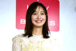 佐々木希がカレンダーオフショット＆動画を大量公開！ベッドで寝起きイメージの動画も