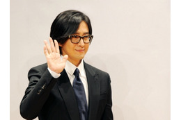 今年で53歳、白髪混じりのロングヘア姿が再び話題…“ヨン様”夫妻一行、ディズニークルーズでの目撃談 画像