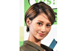 ダレノガレ明美、タイトな黒ウェアで愛車と並ぶ姿を披露！「リアル峰不二子」な異次元スタイルが話題に 画像
