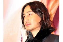 “ヨン様”と共演も…芸能界から姿を消した韓国俳優、3児の父に「元気に生まれてきてくれた」 画像
