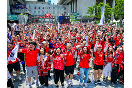 チアも登場、劇的勝利に1万8000人が歓喜に沸く　ソウルで韓国vsチェコ戦街頭応援　お昼時の会社員も選手にエール【北中米W杯】 画像