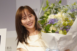 比嘉愛未、初のエッセイ集は「仕事」「恋愛」「結婚」など「覚悟を持って思いっきり書きました」