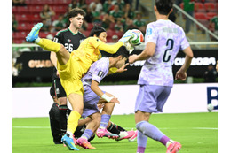 失点関与の若手DFを慰める姿も。韓国GKキム・スンギュが痛恨敗戦に自責の念「上手くやっていても、一度のミスで評価が変わる」【北中米W杯】 画像