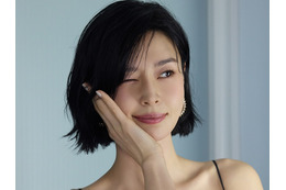 紐がちぎれそうなボリューム感…『梨泰院クラス』女優、“胸元ざっくり”ドレスで魅了「支え切れてる？」 画像