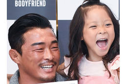 秋山成勲、娘サランちゃん（14）からのプレゼントに感動！心温まる“娘バカ”ぶり発揮 画像