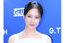 カラフルな肌着姿で「たくさん買って」とおねだり、社長自らモデルになった韓国女優 画像