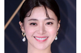 共用ソファーに土足の“マナー炎上”から3カ月…女優イ・ヨンウンが接写自撮り公開　43歳とは思えない童顔 画像