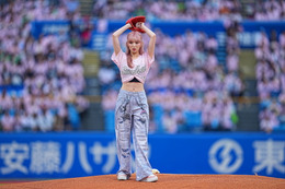 ME:IのSUZUが神宮球場で初始球式、ピンクのユニフォーム姿で堂々投球！