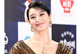 いいの？韓国屈指の“グラマラス女優”、ジッパー下りた密着スイムウェア姿で線がくっきり 画像