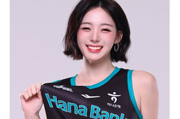控えめな“膨らみ”にも視線集中…ショートヘア美女の韓国チア、夏の香り感じるタンクトップ姿に反響 画像