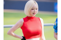 「破壊力抜群の肉体！」デカさ際立つ白ワンピ、韓国人気チアの見事な恵体に釘付け 画像