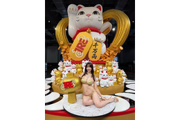 鈴木ふみ奈、台湾で幸せ溢れる誕生日報告！圧巻のゴールドビキニ姿に「美ボディすぎる」ファン歓喜
