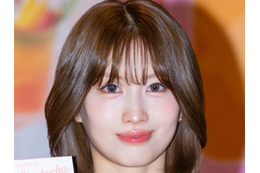 スキマから見えちゃいそう…TWICE・モモ、ミニワンピで“生美脚”を大胆披露「きゃあ！」「ギリギリ」 画像