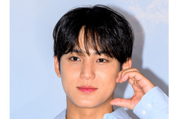 可愛らしい“犬耳ポーズ”も！SEVENTEEN・ミンギュ、爽やかな水色ルックでチョコバーイベントへ 画像