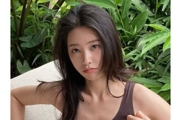 “手つなぎ大阪デート”が話題に！元K-POPアイドル、イケメンモデル恋人とラブラブ広告撮影 画像