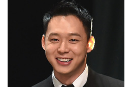 薄い髪をウェーブで隠す？韓国で活動できない元東方神起・ユチョン、“ビジュ激変”も日本で生き生き 画像