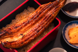 紐を引くだけでうな重が熱々に！築地うなぎ食堂「熱々チルドうな重」20日より全国受付開始