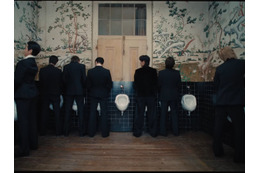 BTSの“トイレミーティング”の真相が明らかに　アメリカで話題呼んだゴシップ風広告の正体 画像