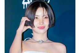 「何してるの!?」前かがみで“スキマ”ちらり…ソヨン、大胆な黒キャミ姿で視線独占 画像