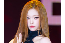 「見せにきてる…」日本人K-POPアイドル、“胸元ぱっくり”ワンピからのぞく素肌に視線釘付け 画像