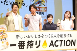 堤真一と小芝風花、塩むすびとウニの美味さに感激！ステージでビールで乾杯も