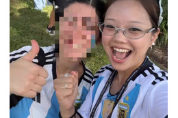 メッシのユニフォームを踏みつけ侮辱、サッカーファンを敵に回した韓国女性ユーチューバーが謝罪 画像