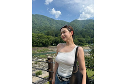 村重杏奈、ワンショルダーのタンクトップで夏の白川郷を満喫！