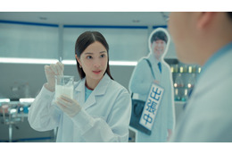 広瀬すず、オズワルド伊藤のNGシーンに笑顔でツッコミ!?新CMが公開