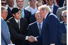 大谷翔平とトランプ大統領が笑顔で握手！ドジャースのホワイトハウス訪問にファン注目