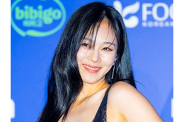 ぴったぴたの白衣装で“びしょ濡れフェス”に登場！避妊具ばらまきも話題のBIBI、妖艶な美しさ 画像