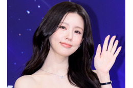 「見せていいの？」“ほぼ紐ドレス”で話題を集めたミヨン、インナーちらり…大胆コーデに視線集中 画像
