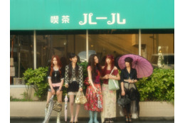 見慣れた“日本の街並み”を背景に…KiiiKiii、懐かしさ漂う新ビジュアルで唯一無二の世界観を表現 画像