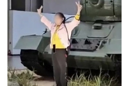 放尿などに続いて、またしても中国人の迷惑行為か…韓国・戦争記念館で戦車に上る観光客が物議 画像