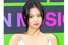 ほぼ見えてる…BLACKPINK・ジェニー、大胆すぎる“スケスケ”衣装で視線強奪「うわあああ」「すごい」 画像