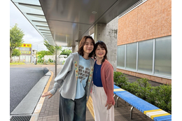 のん、ドラマのオフショット公開　花柄パンツ＆フルーツ柄ワンピの秋先取りコーデに絶賛の声