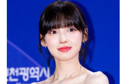 鎖骨がくっきり…アリン、紐なしドレスからのぞく“華奢ボディ”に釘付け「お美しい」「見惚れた」 画像