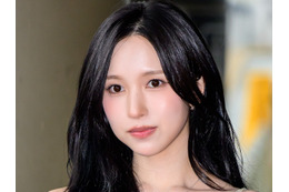 TWICE・ミナ、スリットから“生脚”チラリ…気品あふれるドレス姿で魅了「美しすぎる」「女神」 画像