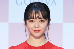 峯岸みなみ、結婚4周年を報告　「一生推し夫婦！おめでとう」などファンから祝福の声