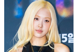 「何かあったの…？」BLACKPINK・ロゼ、涙を拭うような“意味深ショット”に心配の声 画像