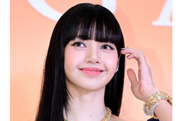 「すごい」BLACKPINK・リサ、スイムウェア姿で“完璧スタイル”　船上バカンスSHOTに釘付け 画像