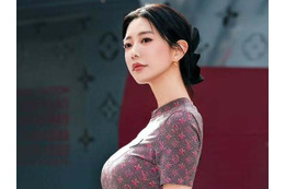 付け根ラインも大胆に…“世界で最も美しい顔”2位のクララ、ハイレッグのスイムウェア姿で圧巻グラマラス 画像