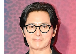 チャン・ドンゴン、突然浮上した“整形疑惑”について自ら説明　実の父も信じた騒動の真相は？ 画像