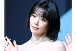 縦線うっすら…LE SSERAFIM・ 宮脇咲良、ピチっとへそ出し衣装で“美くびれ”あらわ「女神だ」 画像